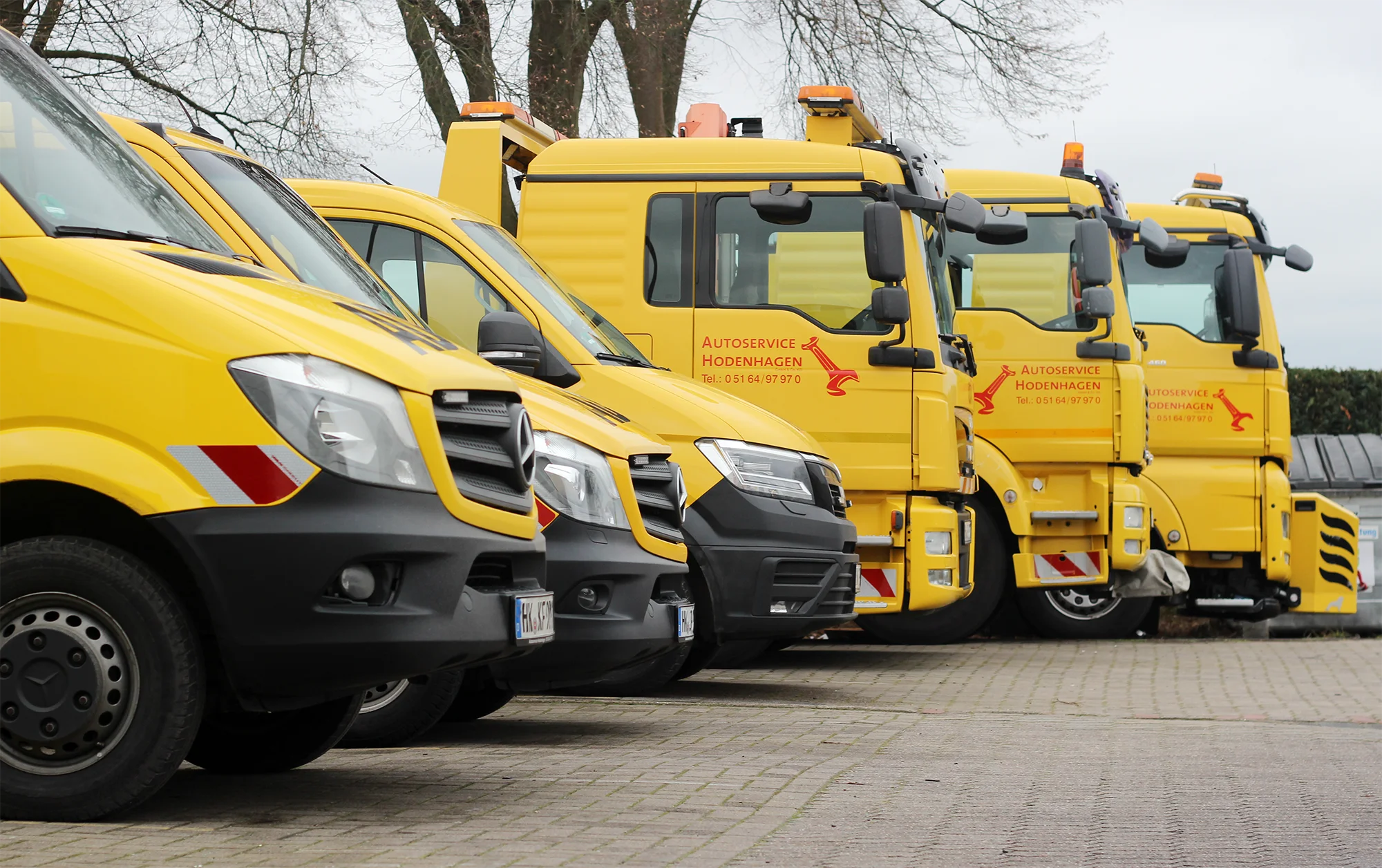 Verschiedene große und kleine Abschleppwagen stehen nebeneinander