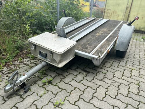 Motorradanhänger steht in einem Hinterhof