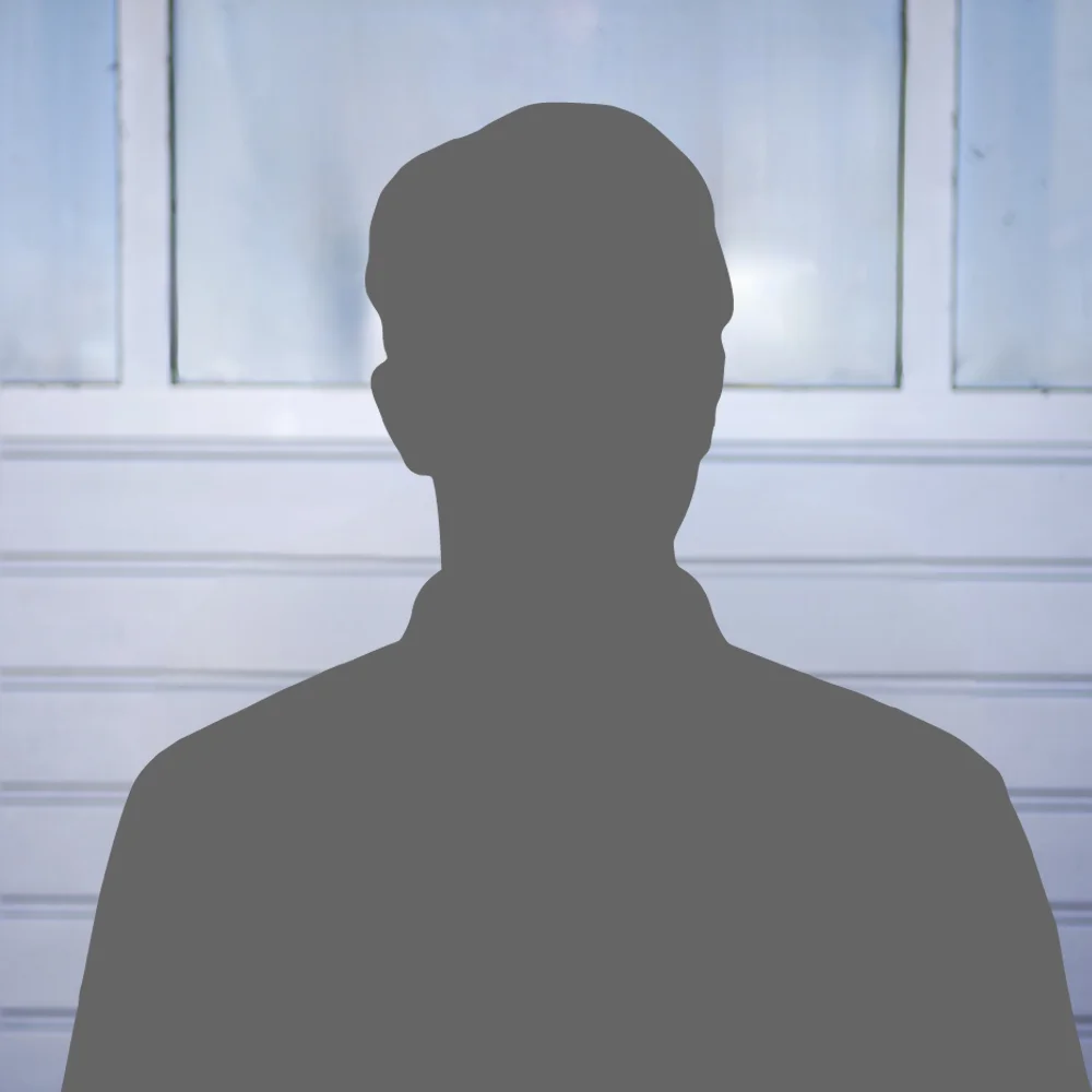 Silhouette von einem Mann vor einem Werkstatttor