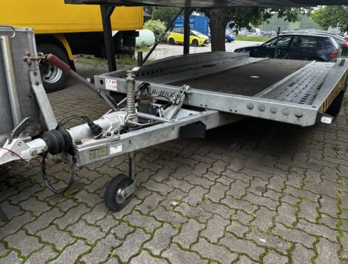 Auto-Trailer parkt auf einem Parkplatz