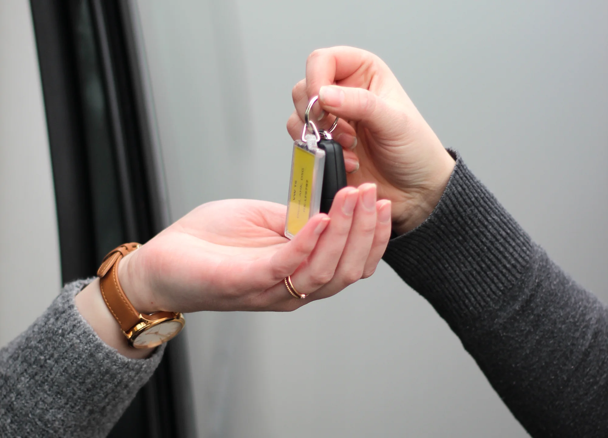 Ein Autoschlüssel wird in eine Hand übergeben